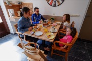 01-Algemeen-vier-mensen-ontbijttafel